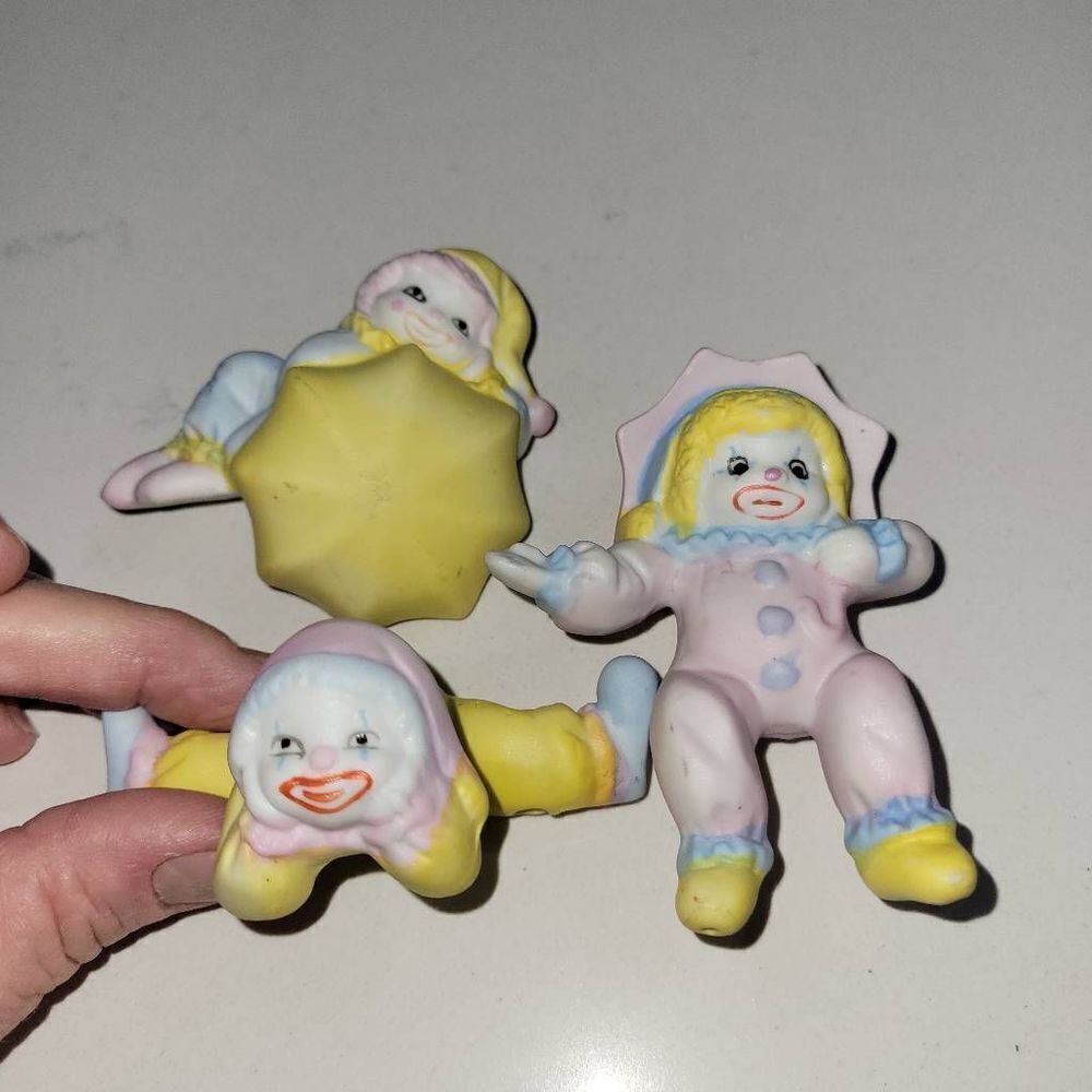 Whimsical 1970s Enesco Shelf Sitting Clown Trio - Retro Ceramic Clown Figurines - Picture 5 of 14